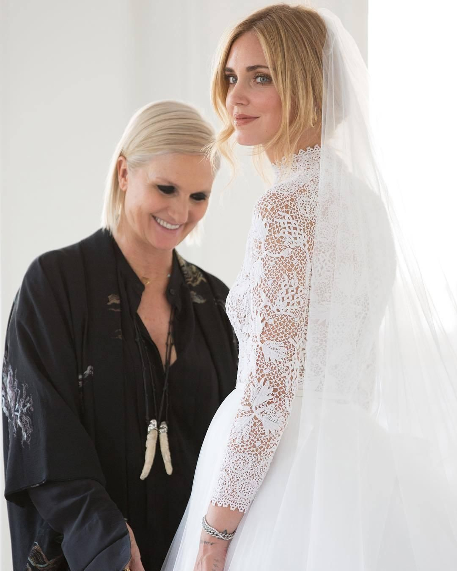 Chiara Ferragni y Maria Grazia Chiuri, directora creativa de Dior, en el último fitting de su vestido de novia.