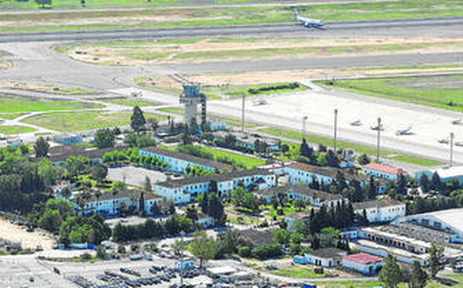 Vista aérea de la torre de control y la pista de aterrizaje del aeropuerto de Jerez, en una imagen de archivo.