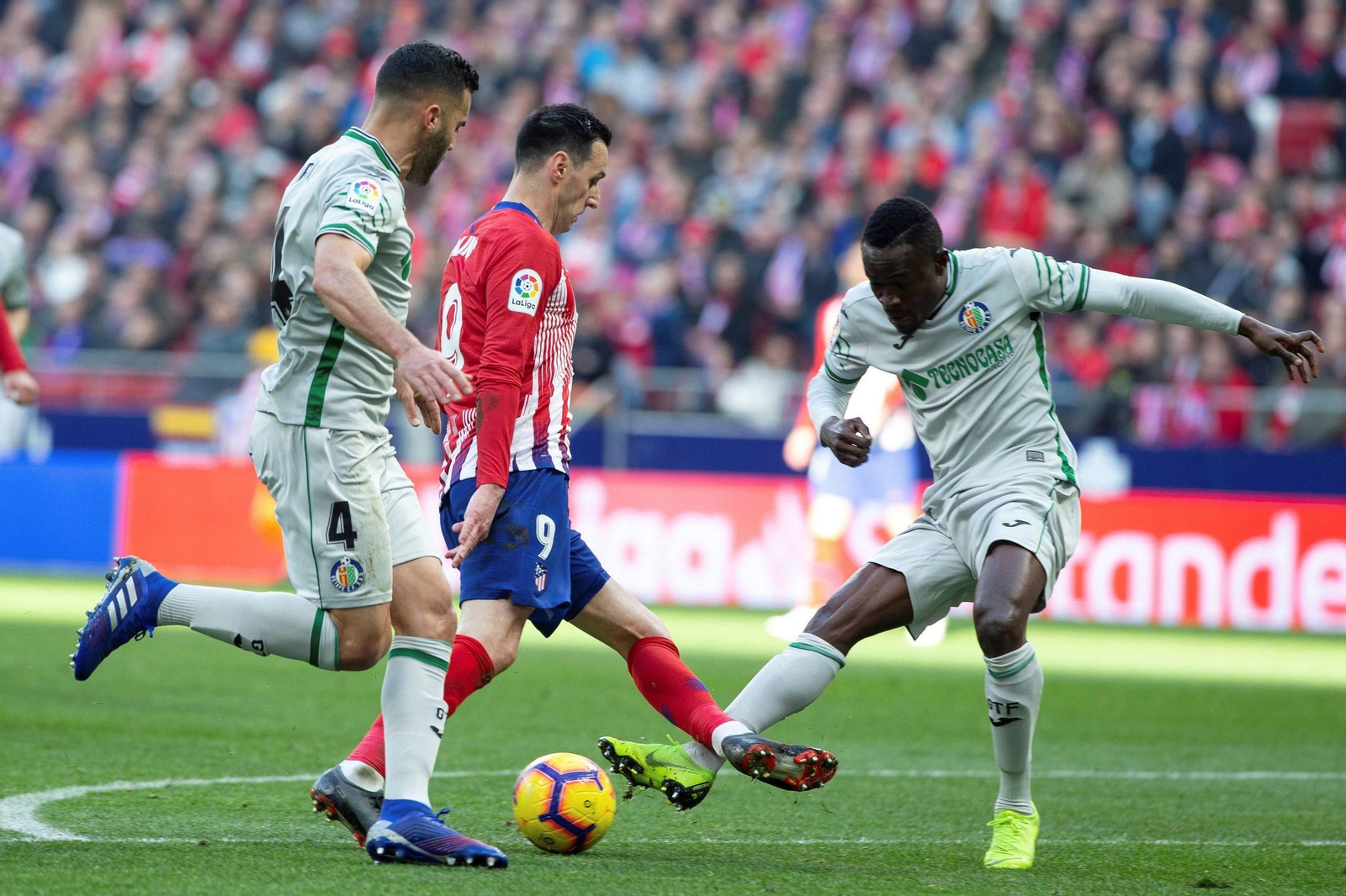 Kalinic intenta regatear a Djene en el partido de ayer ante el Getafe.