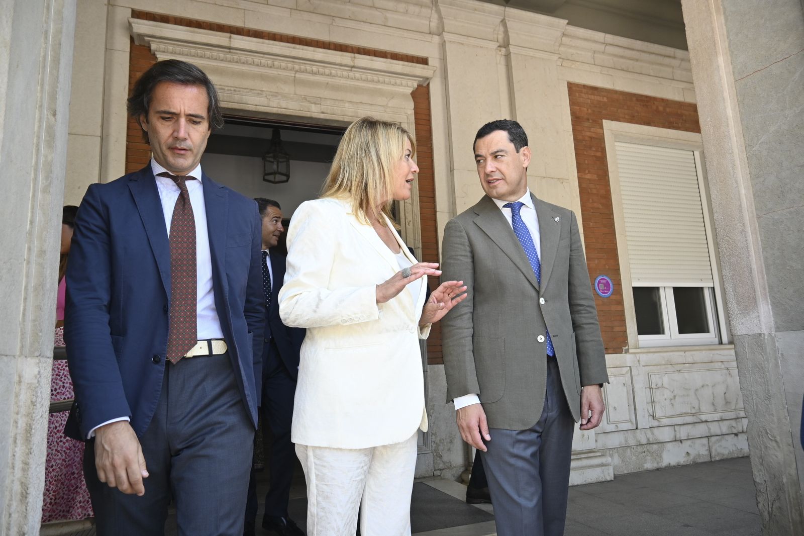 Visita de Juanma Moreno al Ayuntamiento de Huelva, en Imágenes