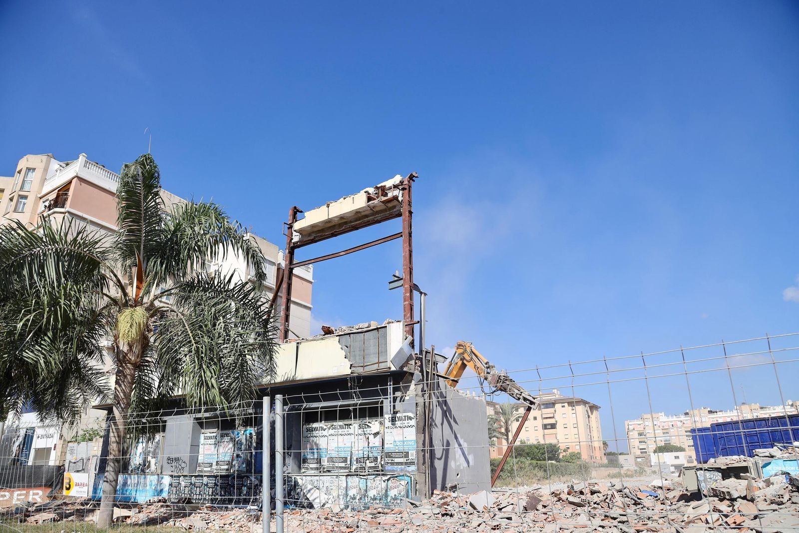 Las antiguas cocheras de Portillo reducidas a escombros en fotos