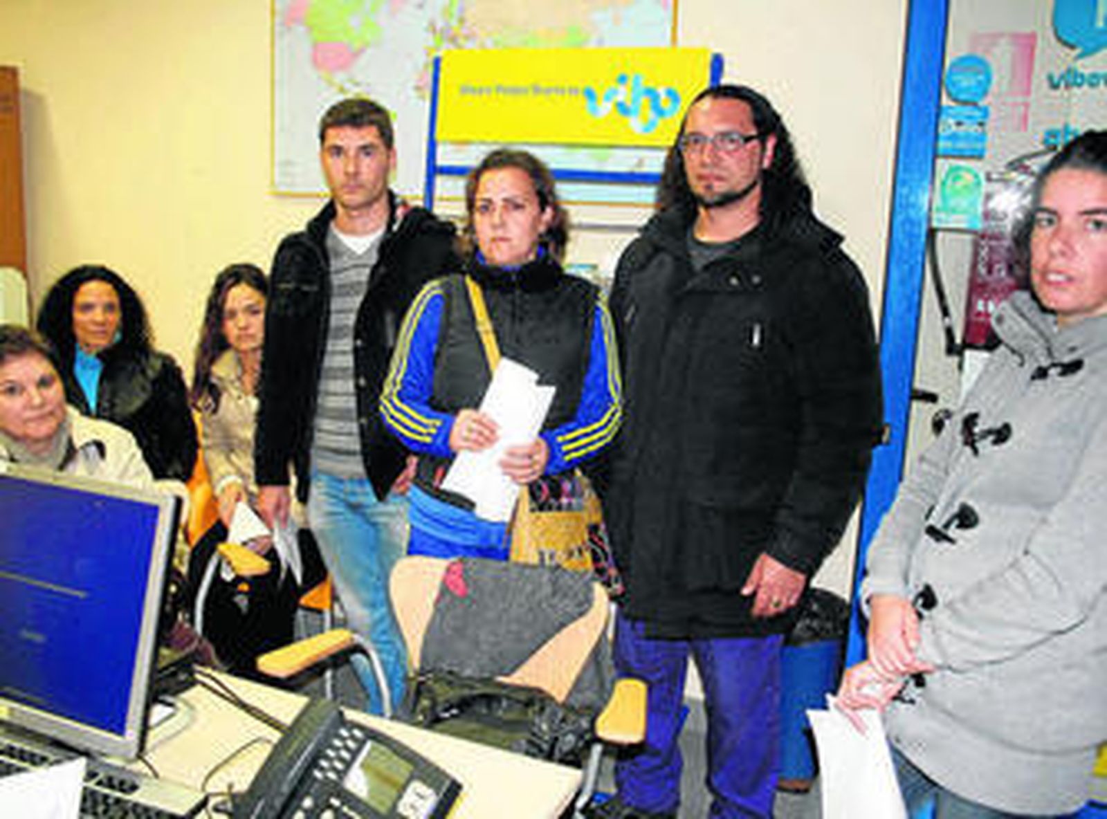 Parte de la familia Raposo, principal afectada por el grupo turístico Orizonia en la sede de Vibo de la calle Luna.