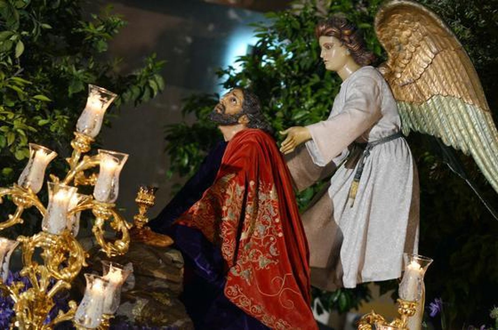 Nuestro Padre Jesús Orando en el Huerto mira implorante al cielo de Jerez, que decidió comportarse al menos durante una jornada.  Foto: Manuel Aranda