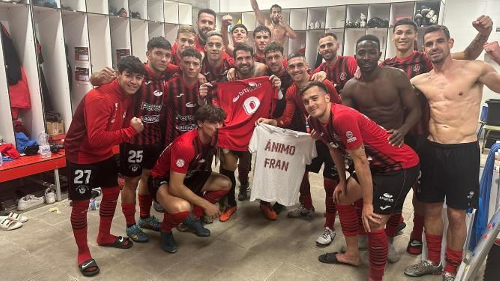 Los jugadores rojinegros celebran la última victoria liguera en el vestuario.