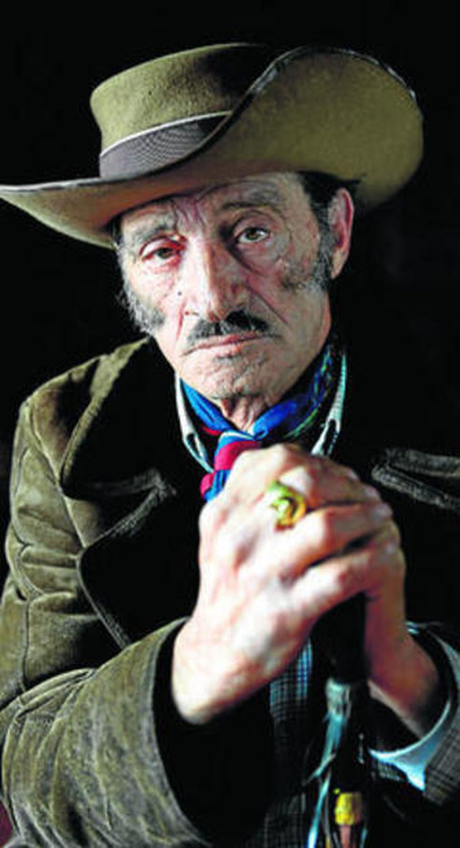 1. Francisco Cortés representa el arquetipo de viejo alpujarreño. 2. José prepara las bestias para arar el viñedo. 3. Fiestas patronales en Órgiva en honor del Cristo de la Expiración. 4. Al fondo, el pueblo de Pampaneira.