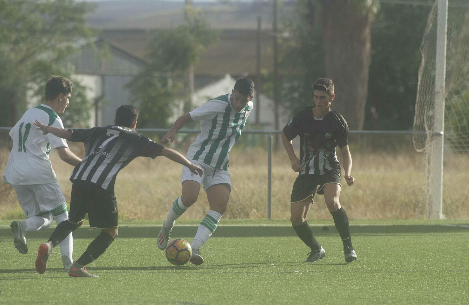 Un jugador del Córdoba trata de salir entre dos rivales.