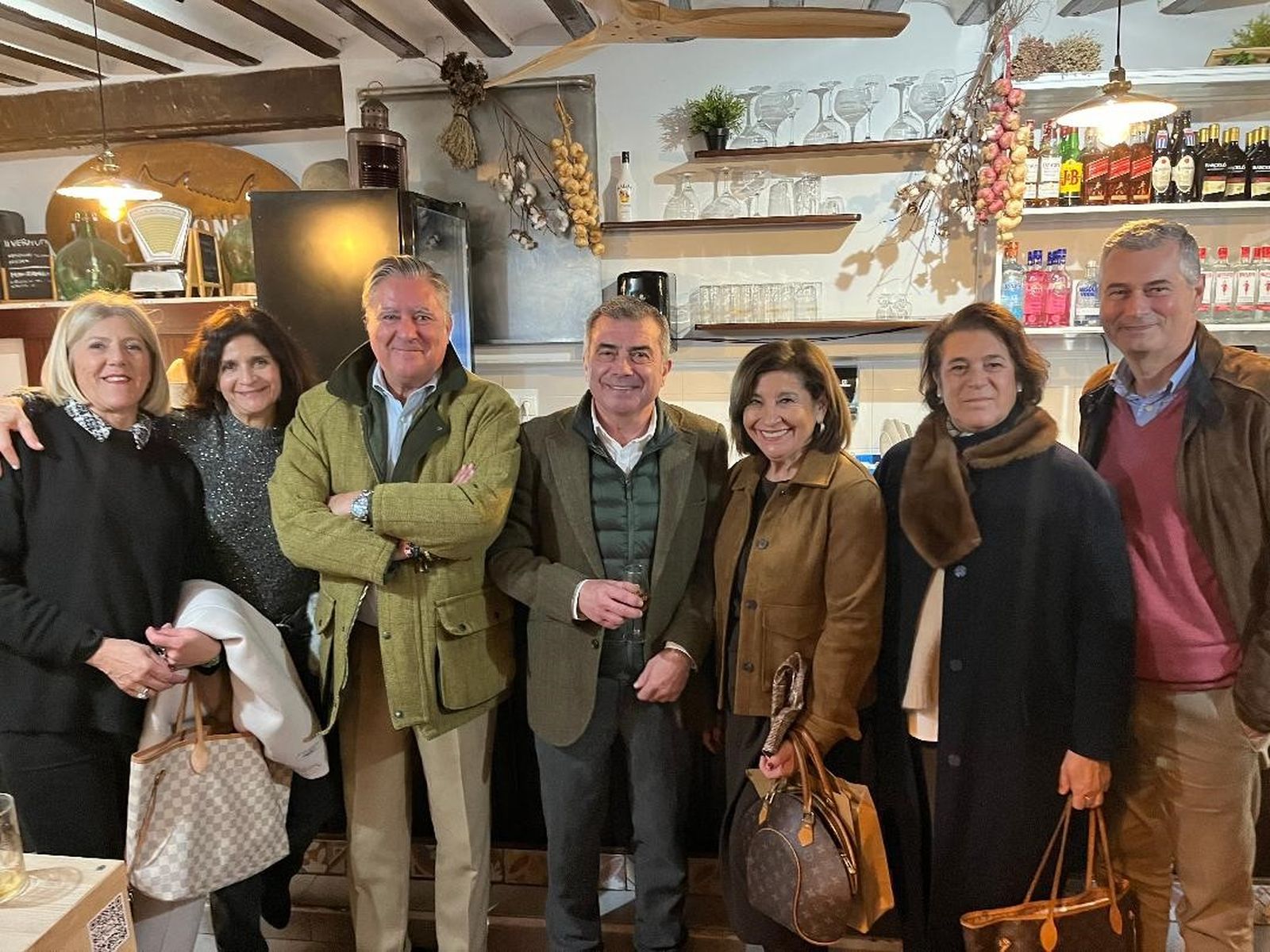 Inés Sánchez, Silvia Sáenz de Santa María , Manuel Estrella, Pepe Romero, Oliva Morillo, Marta Dodero y Manolo Cevera tras finalizar la presentación.