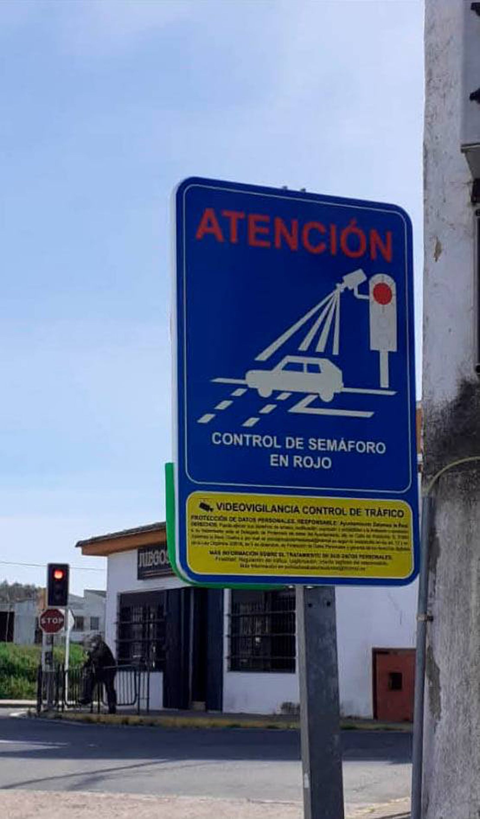 Señal sobre un semáforo de Zalamea la Real.