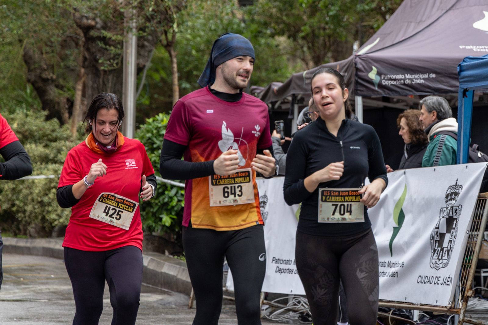 En imágenes: la lluvia no frena a más de un millar de corredores en la V Carrera Popular del IES San Juan Bosco (2)