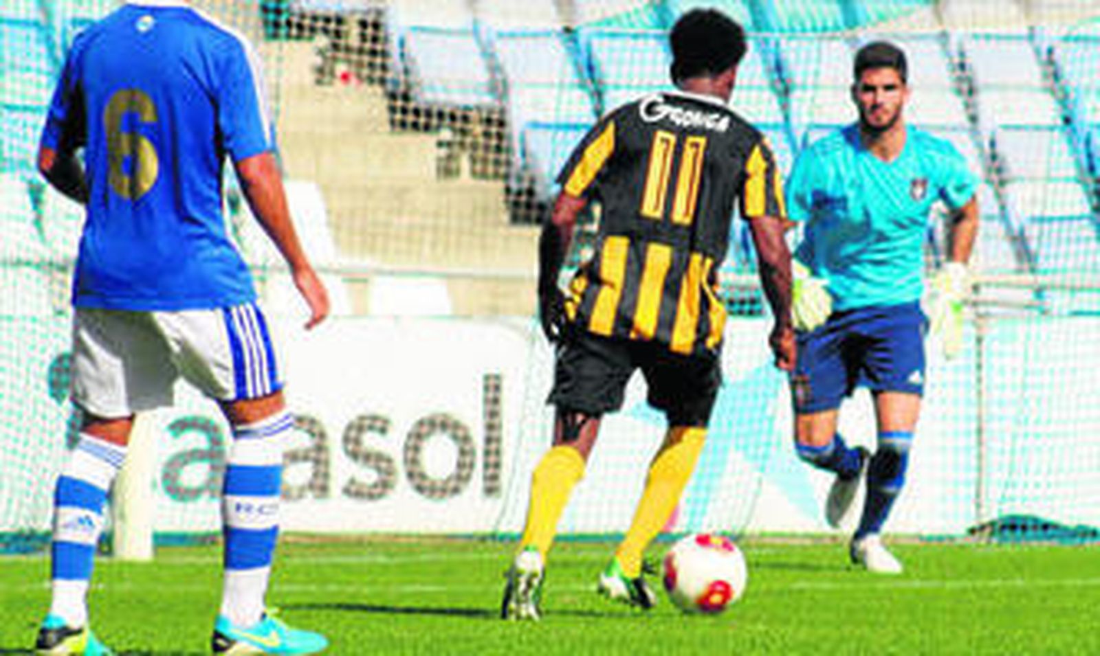 El San Roque de Lepe logró que prosperaran sus alegaciones y Mustafa (en la imagen, ante Luisma) no fuera castigado.