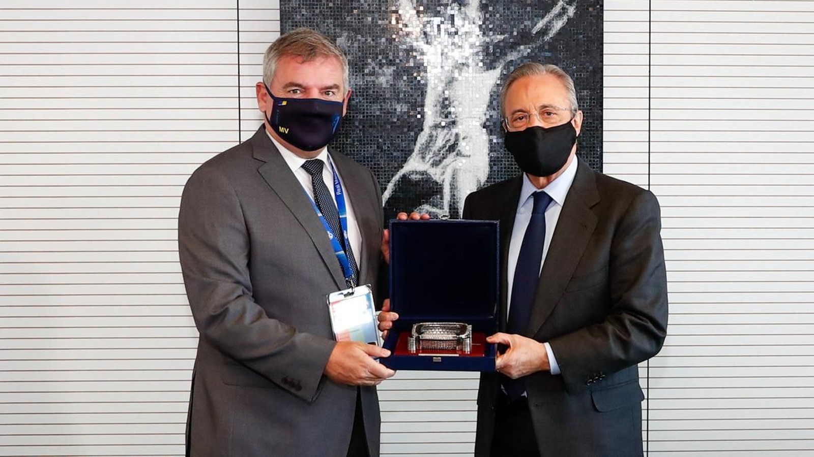 Vizcaíno recibió una réplica del estadio Bernabéu de manos de Florentino Pérez.