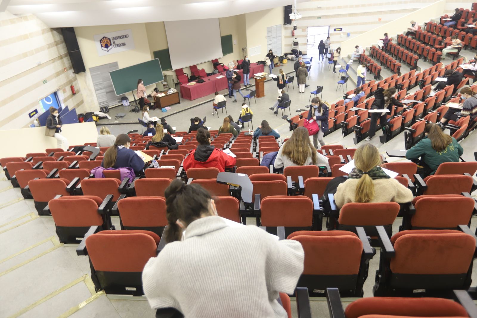 Alumnos de la UCO durante un examen presencial en Rabanales.