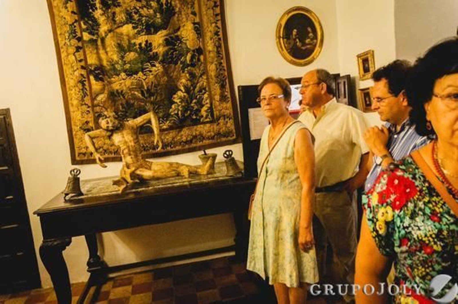Paseo por su interior y por los millones de documentos que allí se guardan, como acto de clausura del curso de los Amigos del Archivo de Jerez.

Foto: Manu Garcia