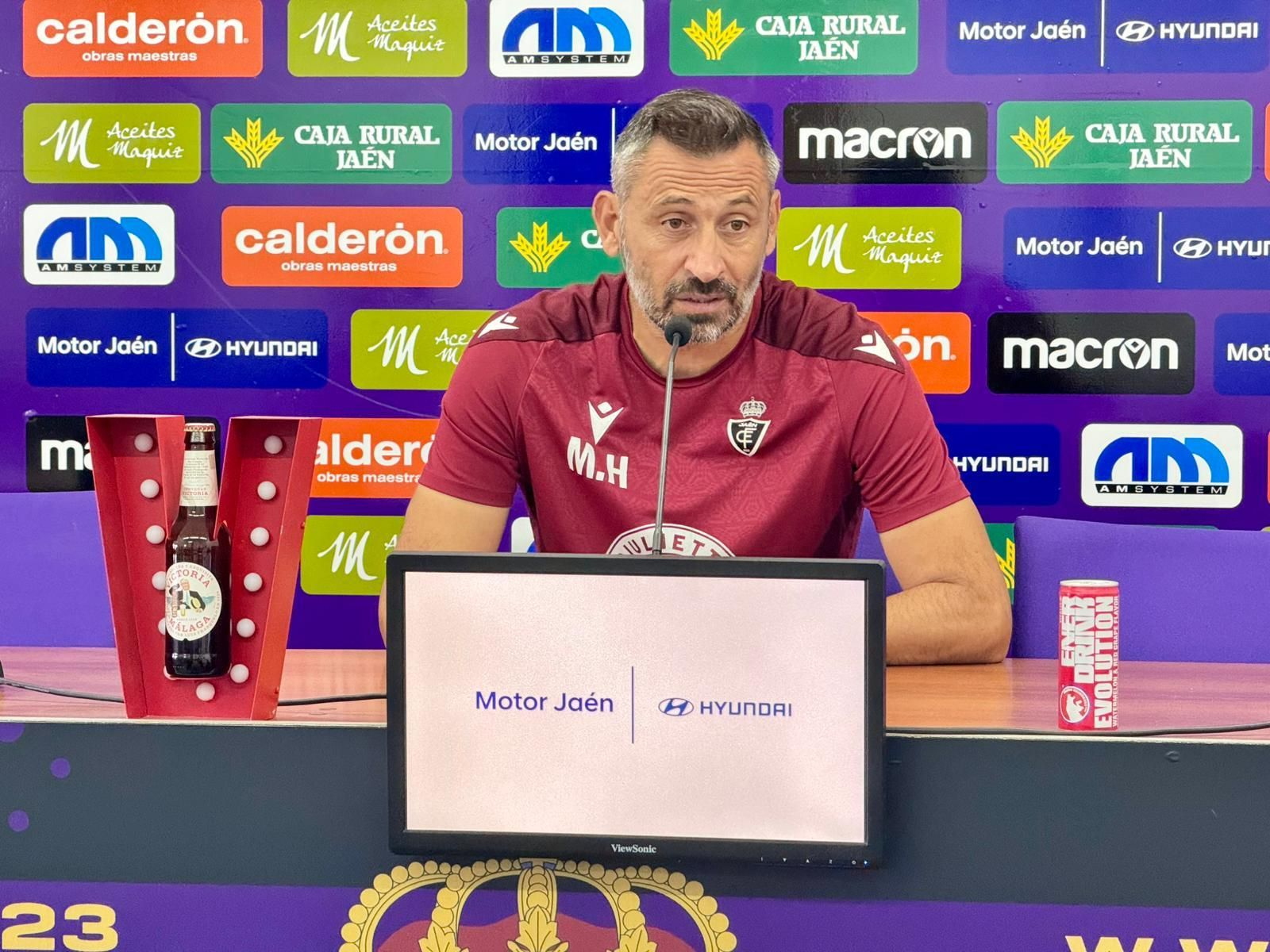 Manolo Herrero atiende a los medios de comunicación en rueda de prensa.