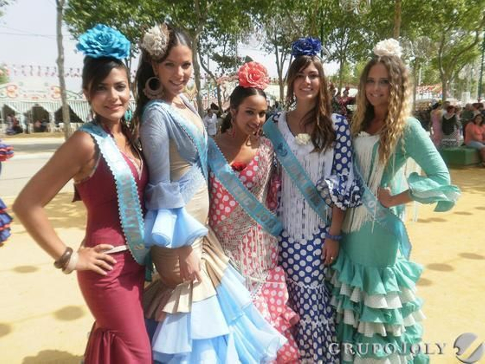 Las ganadoras de la presente edición de Miss Flamenca, disfrutando de una jornada de convivencia en el recinto ferial de Las Banderas.

Foto: Andres Mora - Fito Carreto