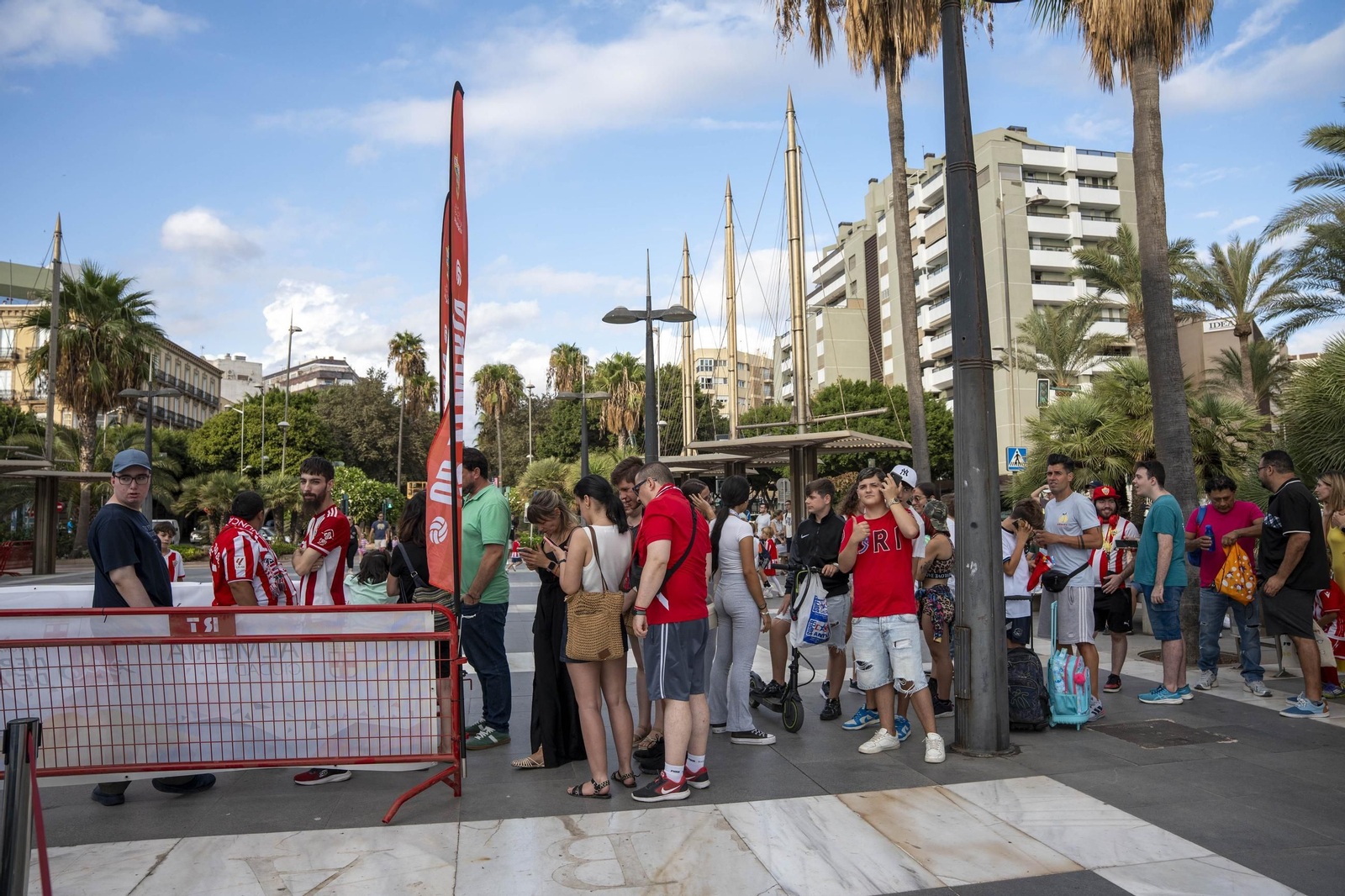 Los jugadores de la UDA Thalys y Andrés firman autógrafos