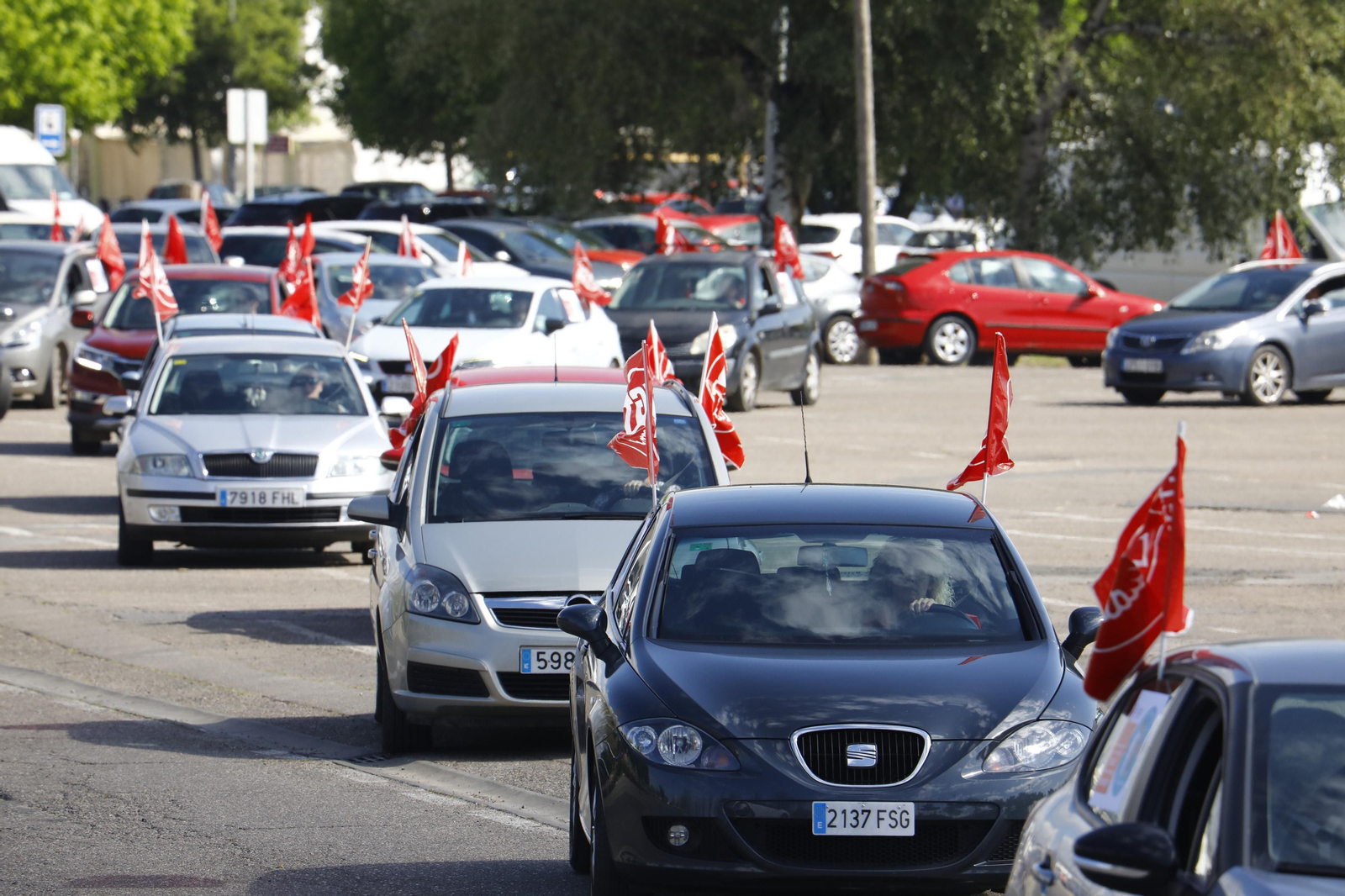 La caravana de coches de UGT en apoyo a las trabajadoras de ayuda a domicilio de Córdoba, en imágenes