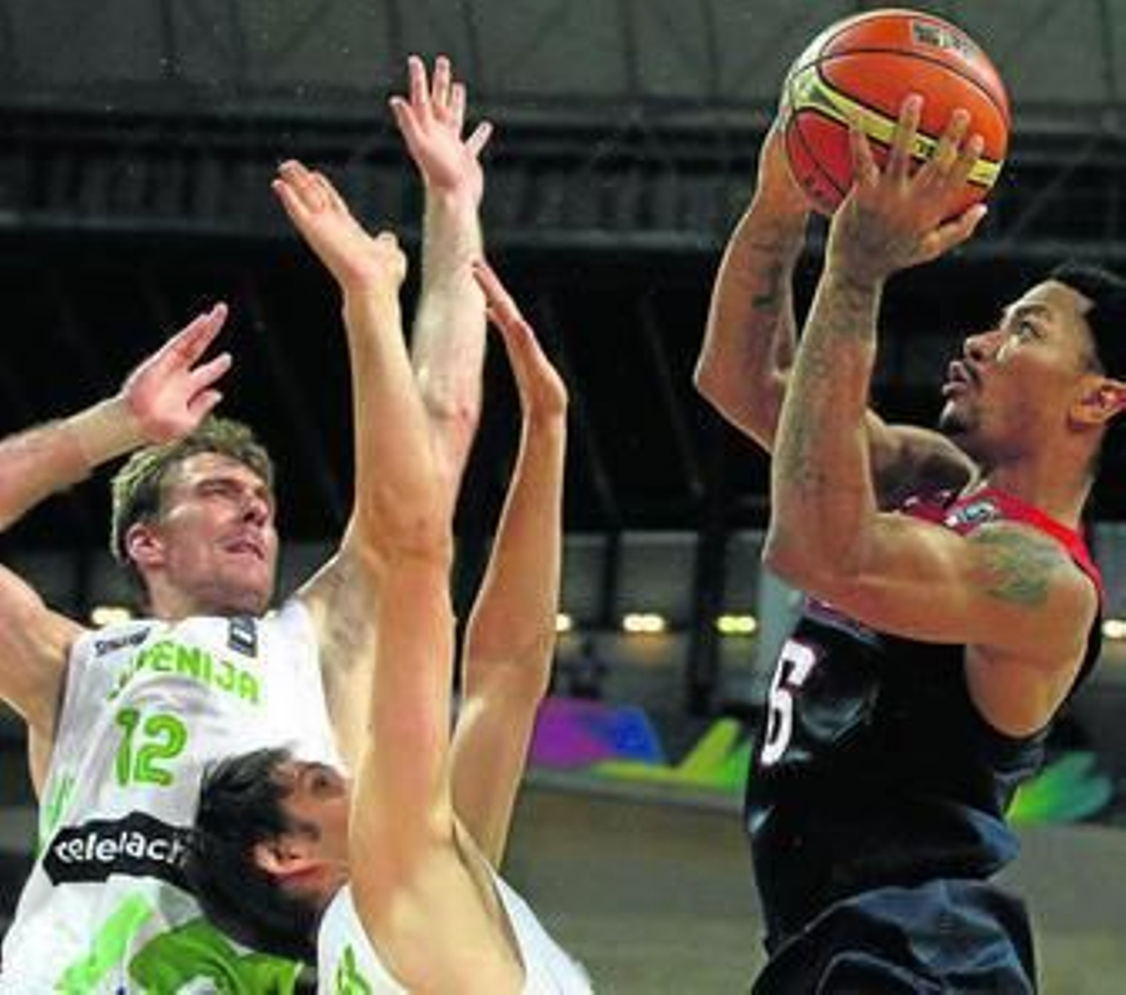 Dragic y Lorbek intentan detener la canasta de Rose.