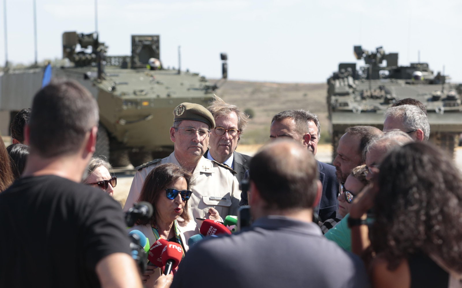 La visita de la ministra de Defensa a la fábrica De Santa Bárbara en imágenes