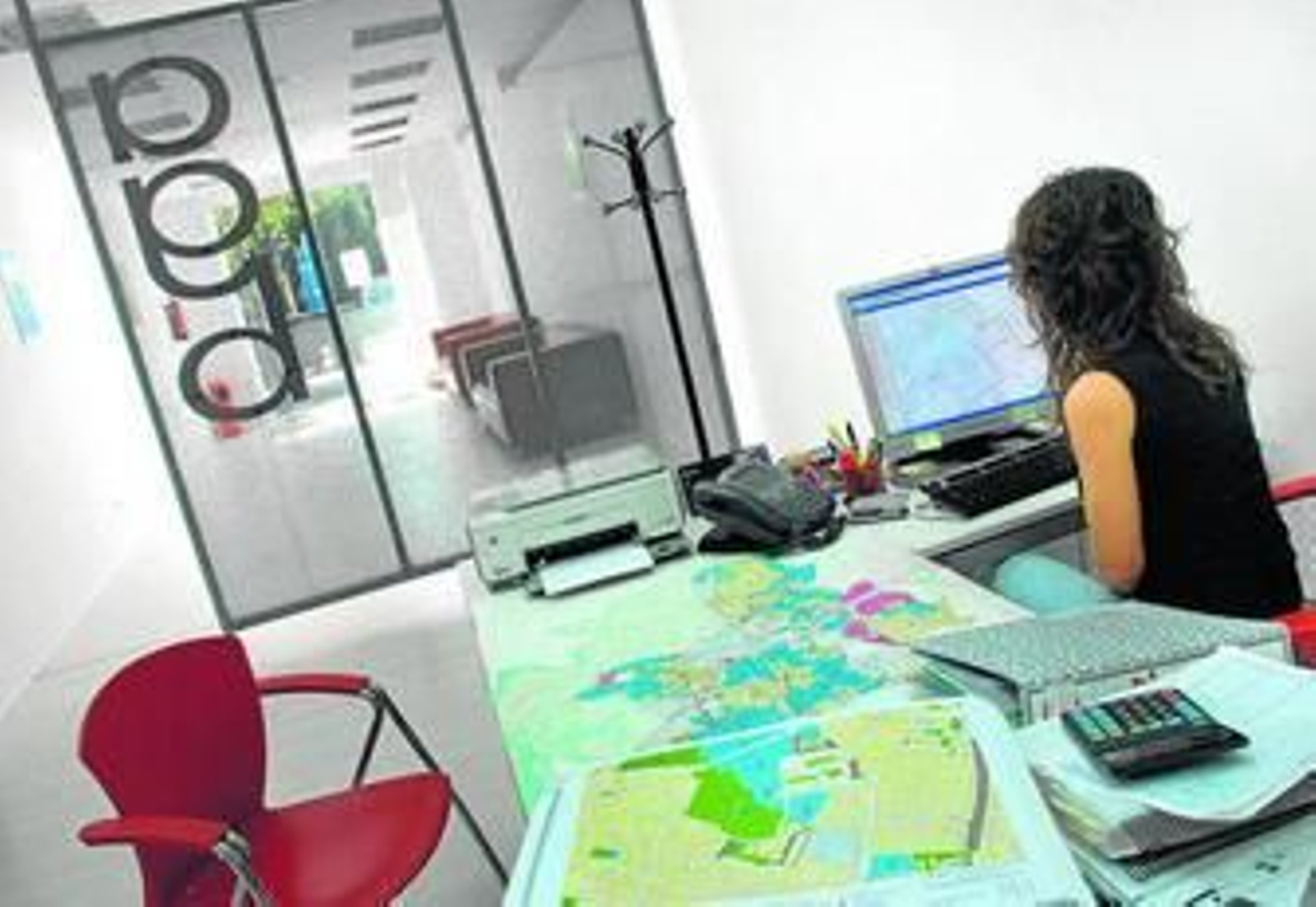 En las oficinas es frecuente el malgasto de electricidad.