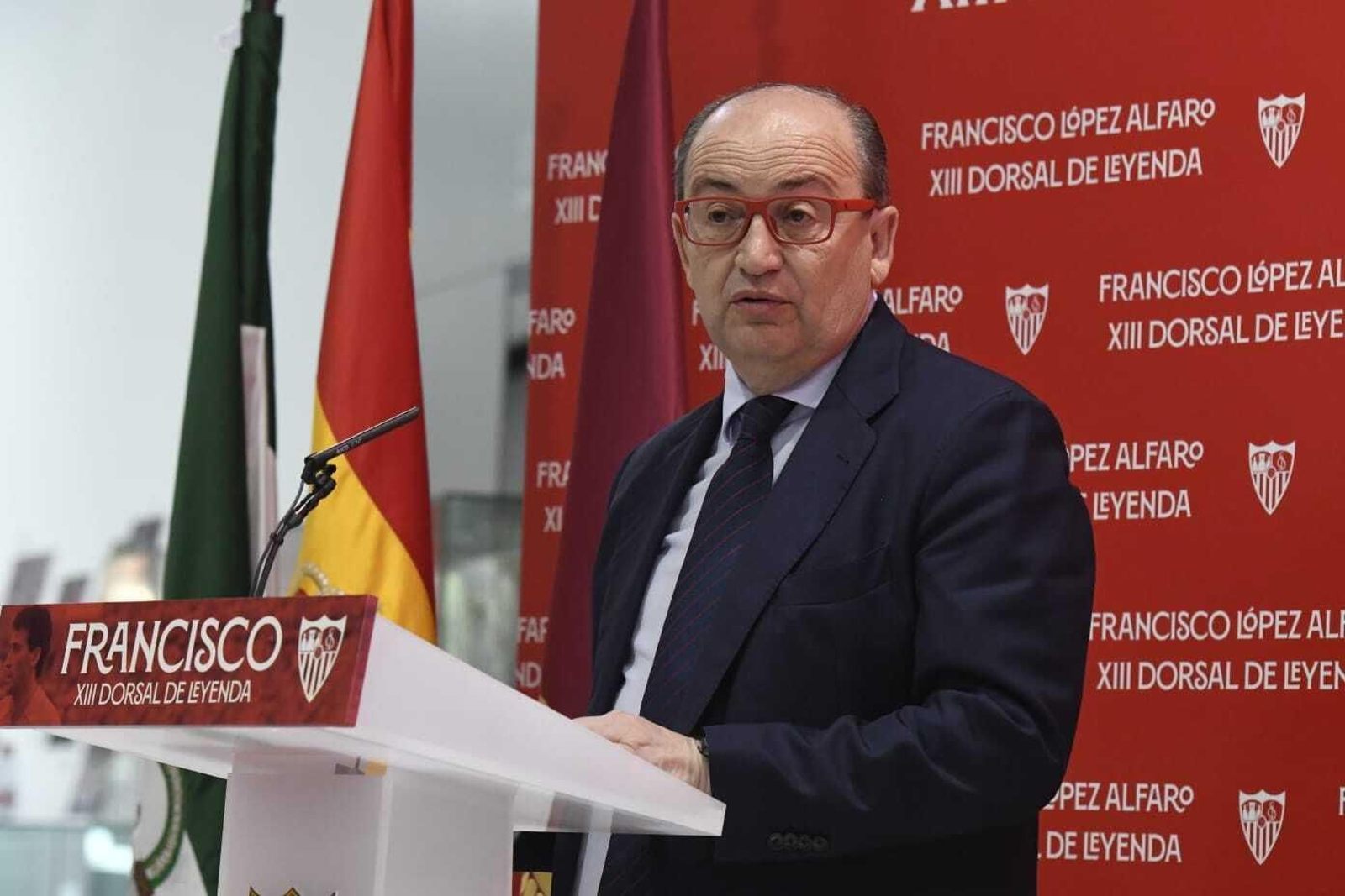 El presidente del Sevilla, José Castro, durante su intervención en el Dorsal de Leyenda a Francisco.