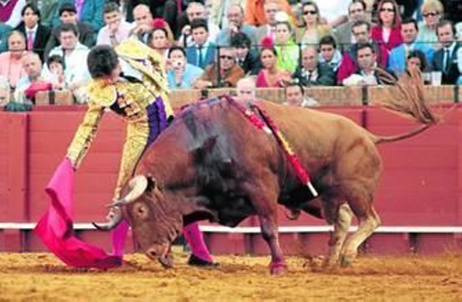 Rubén Pinar, en un derechazo mandón al tercer toro de la tarde, primero de su lote.
