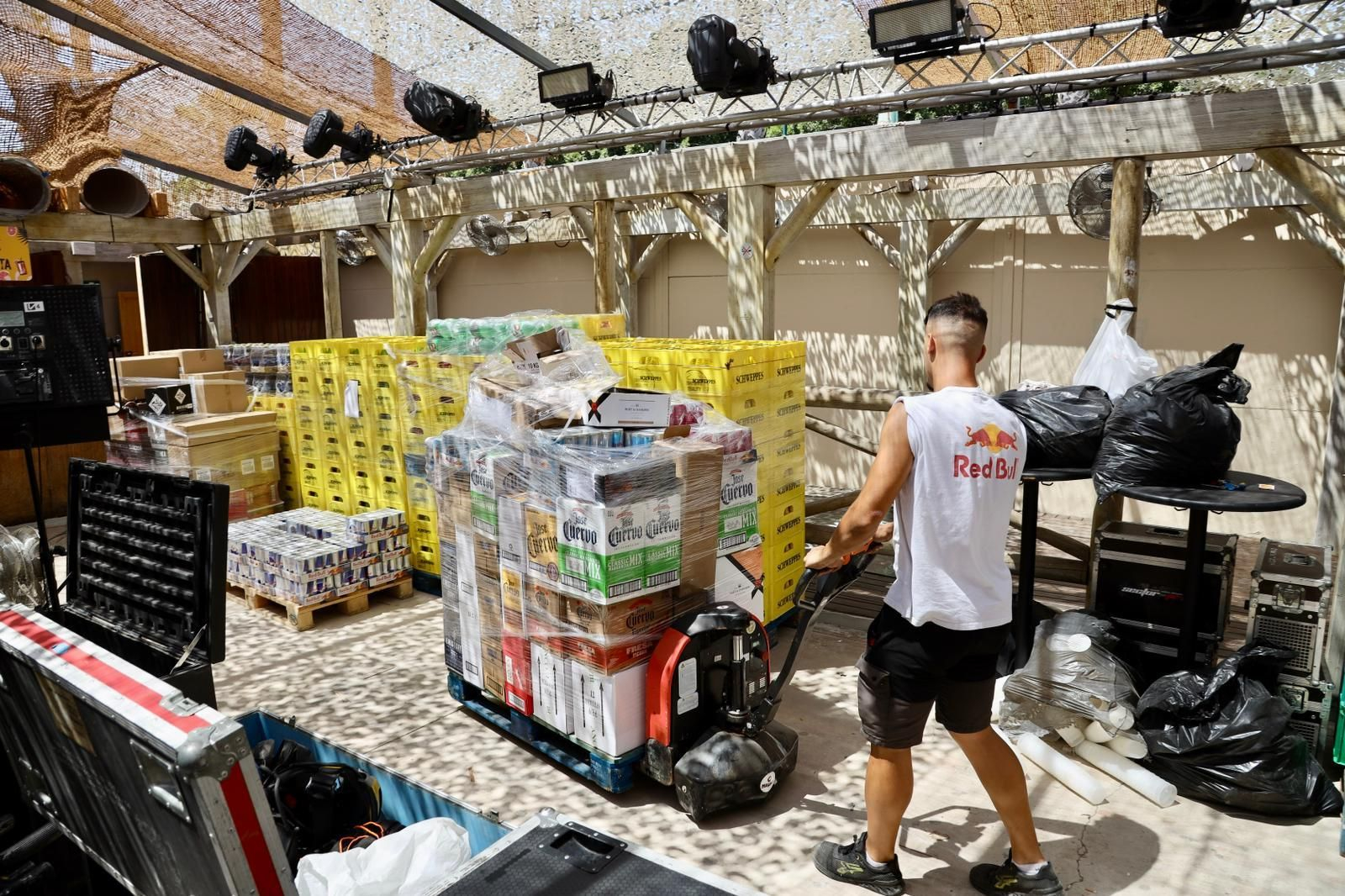 Un trabajador descarga material para una de las casetas.