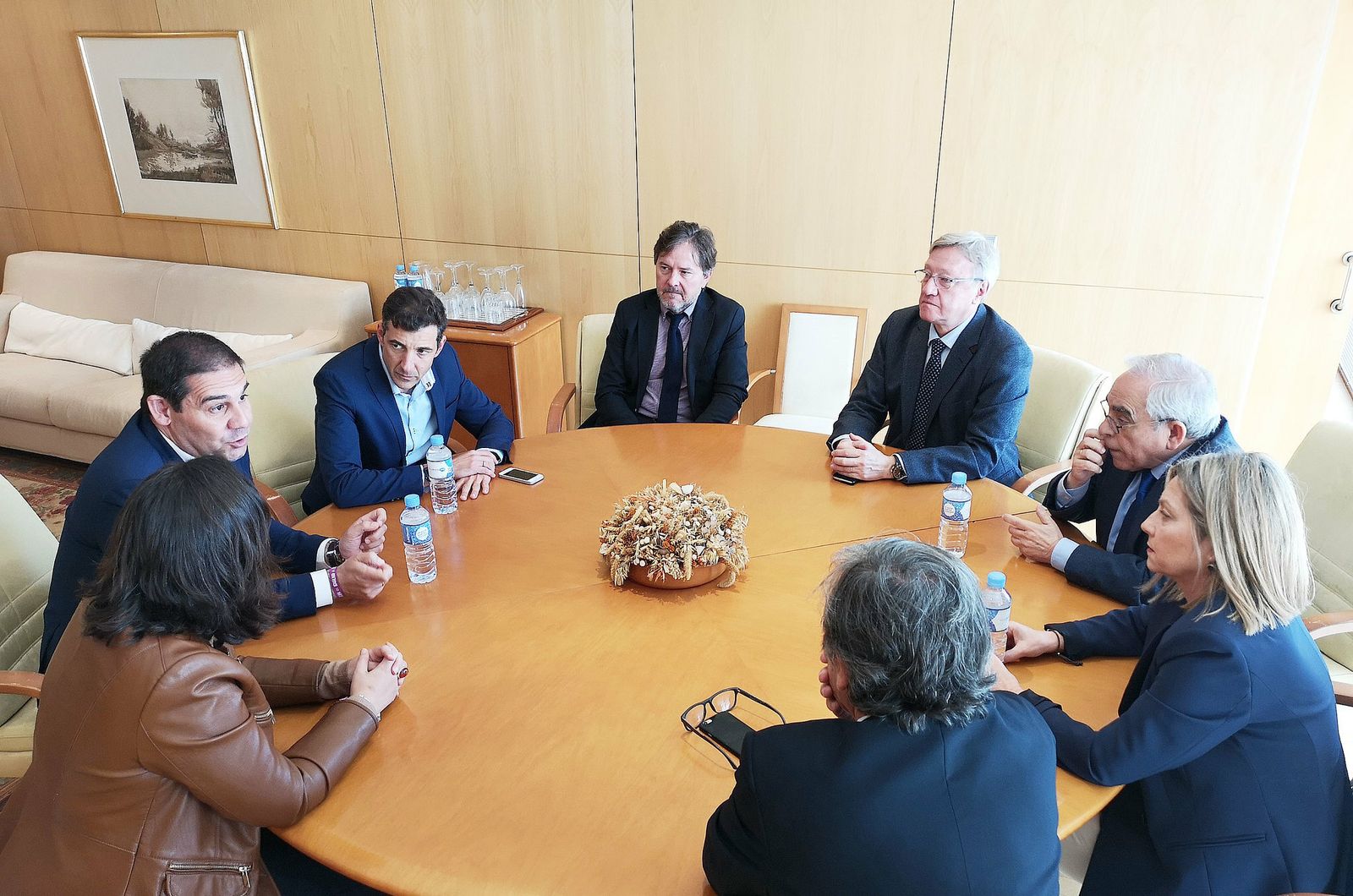 Reunión de los candidatos sociales con representantes de los colegios de procuradores y abogados de Huelva.