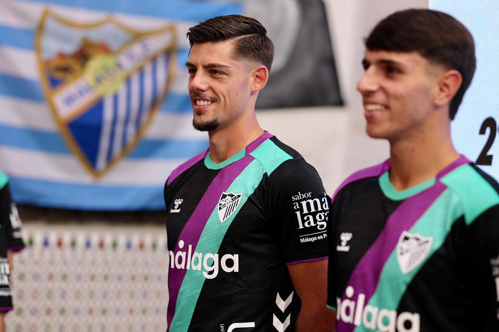Montero e Izan Merino, con la segunda camiseta del Málaga 25/26