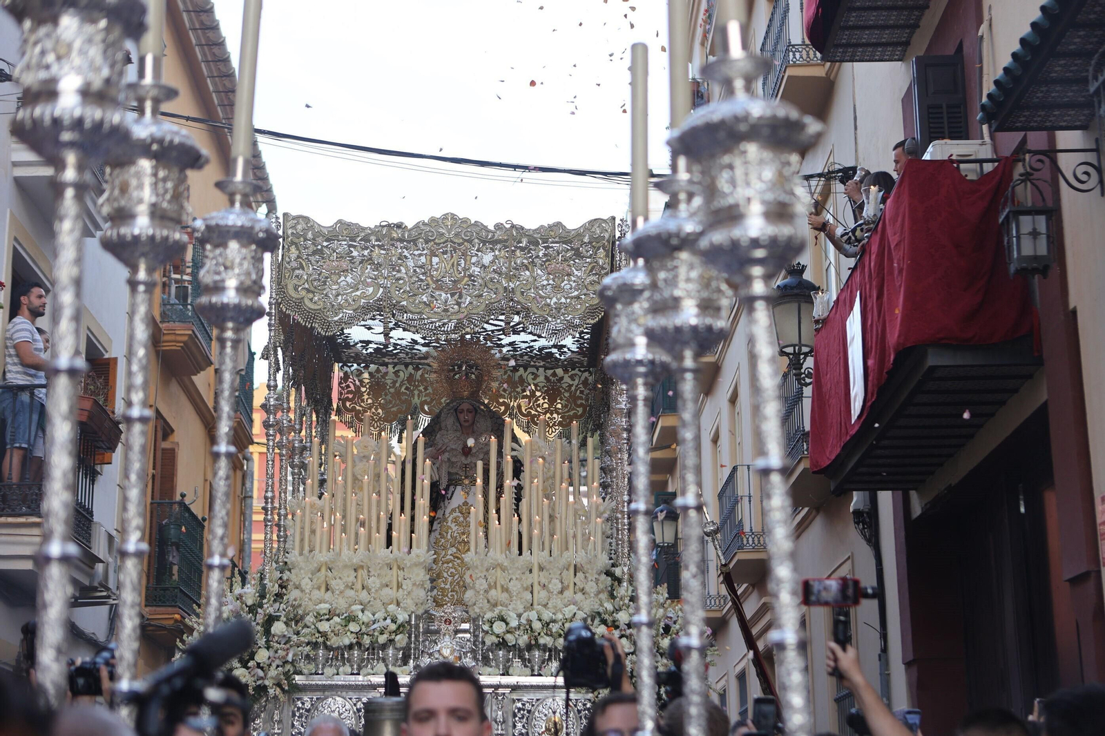 Las fotos de la procesión de Nuestra Señora de la Caridad por el barrio de la Victoria