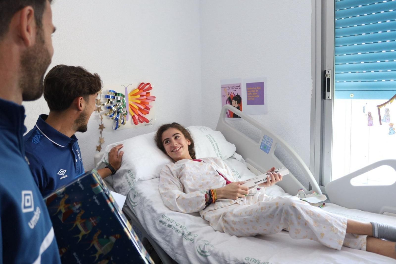 El Xerez DFC entrega regalos a los niños ingresados en el Hospital de Jerez