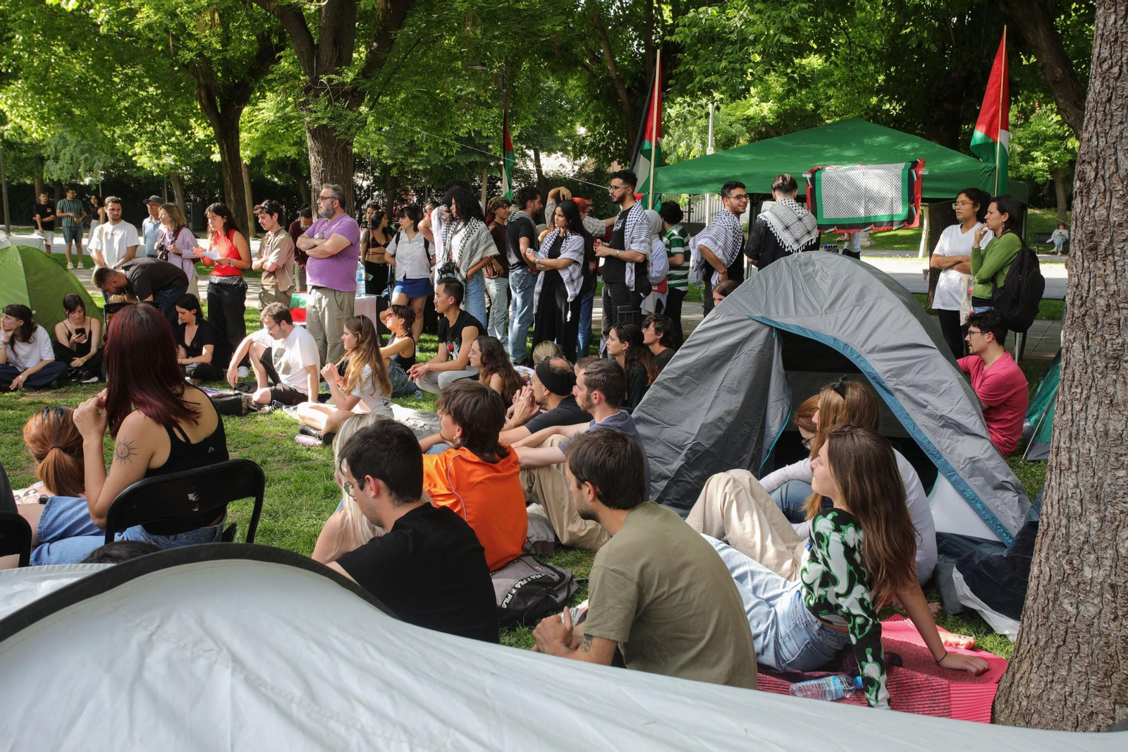 Decenas de estudiantes de la Universidad de Granada se concentran en contra de los ataques de Israel sobre Gaza en 2024.