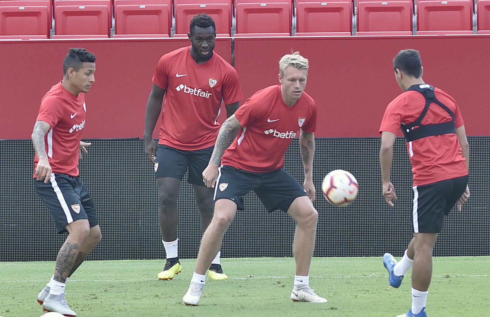 Arana, Gnagnon, Kjaer y Ben Yedder, en la sesión previa.