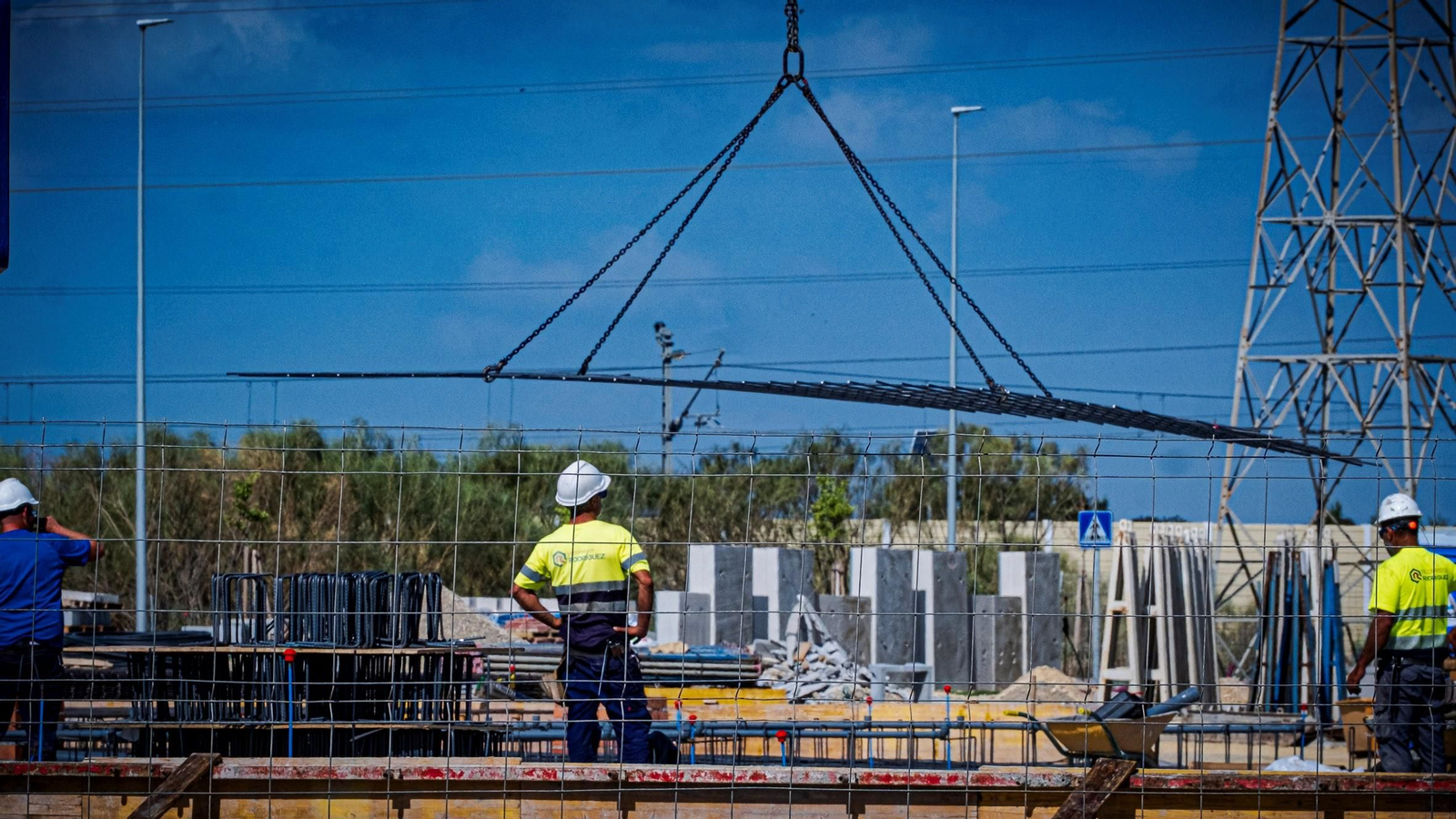 Obreros en pleno trabajo de construcción.