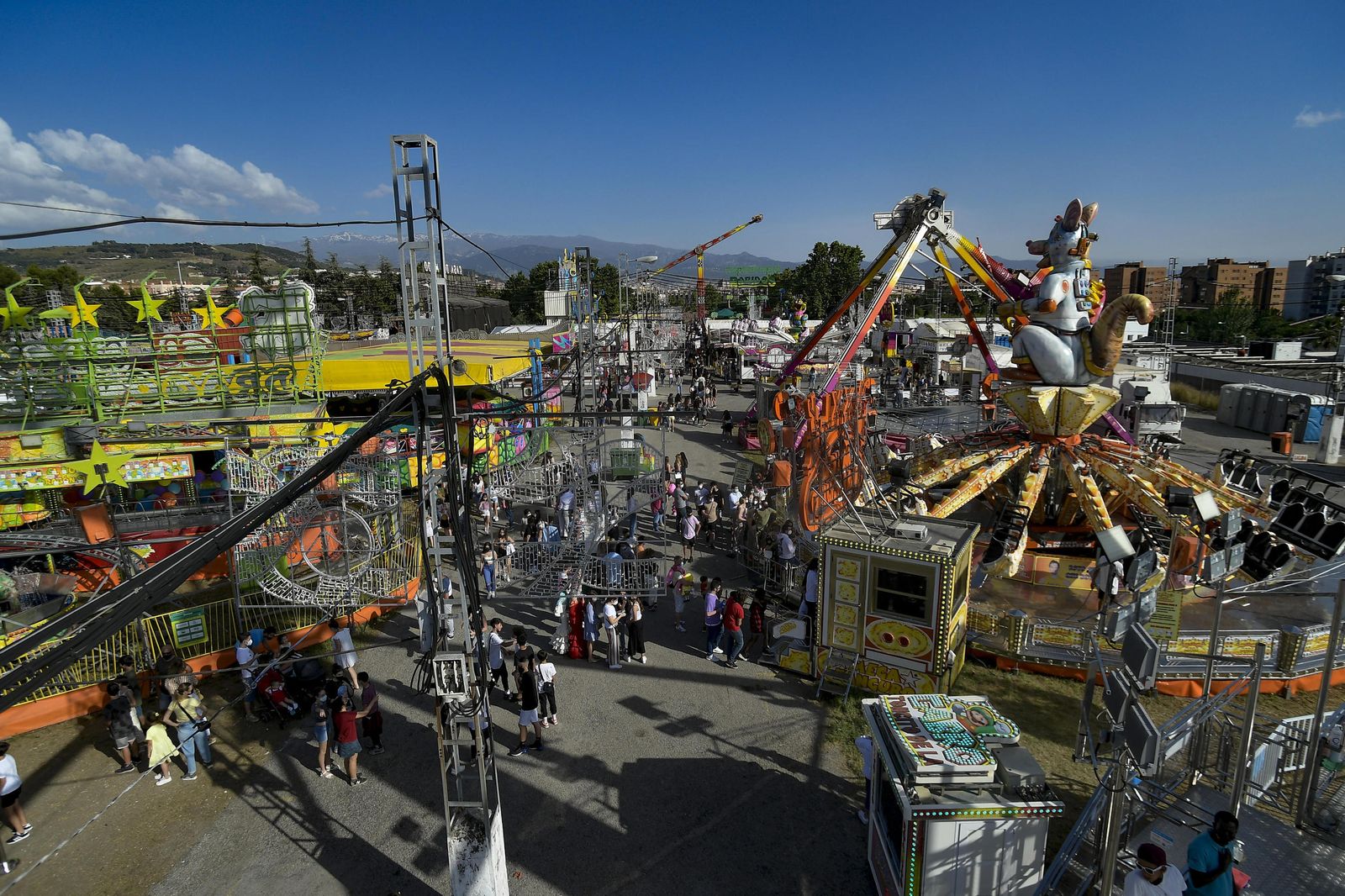 Atracciones de feria, columpios, niños y vida en el Corpus 2021