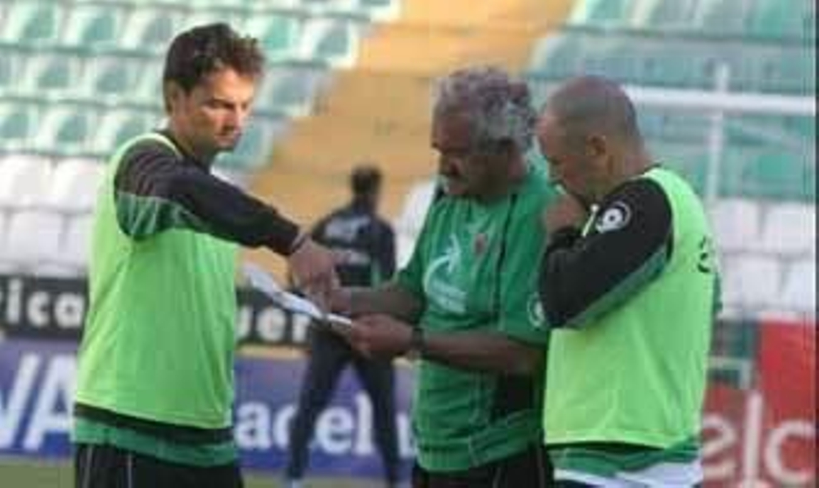 David Vidal (c), entre su hijo, David (i), y Claudio Barragán, físico y ayudante en su etapa en el Elche. /Información