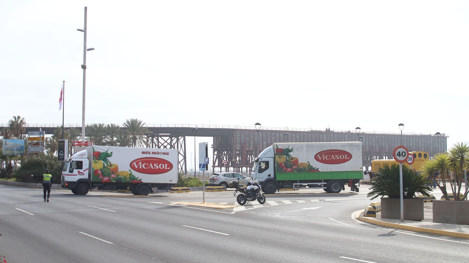 Los camiones llegaron a la capital procedentes del Levante y el Poniente.