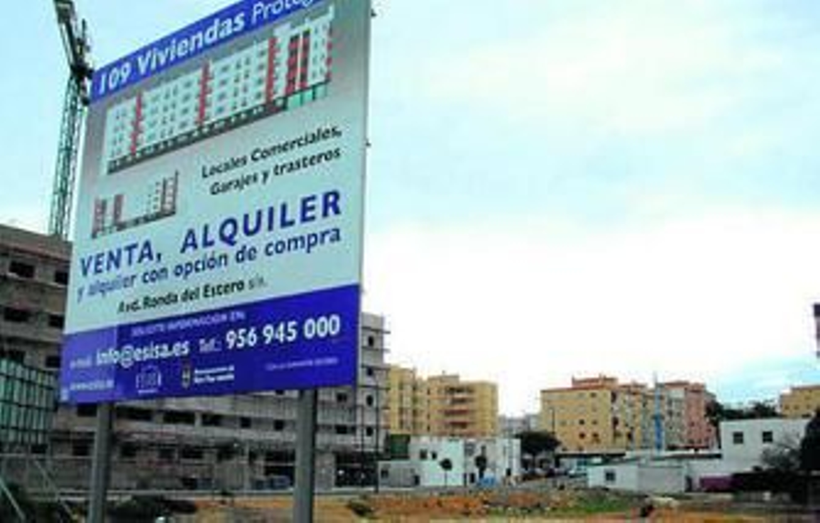 Promoción de Esisa anunciando viviendas en la Ronda del Estero, en una imagen de archivo.