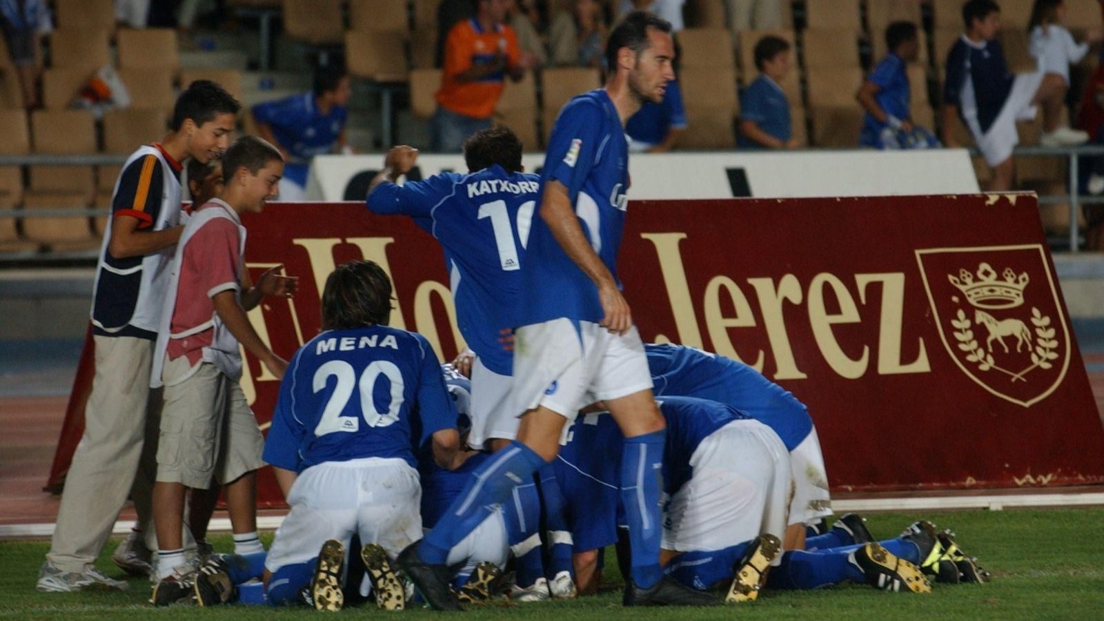 Los jugadores del Xerez CD hacen piña festejando el gol de Pendín en el descuento.