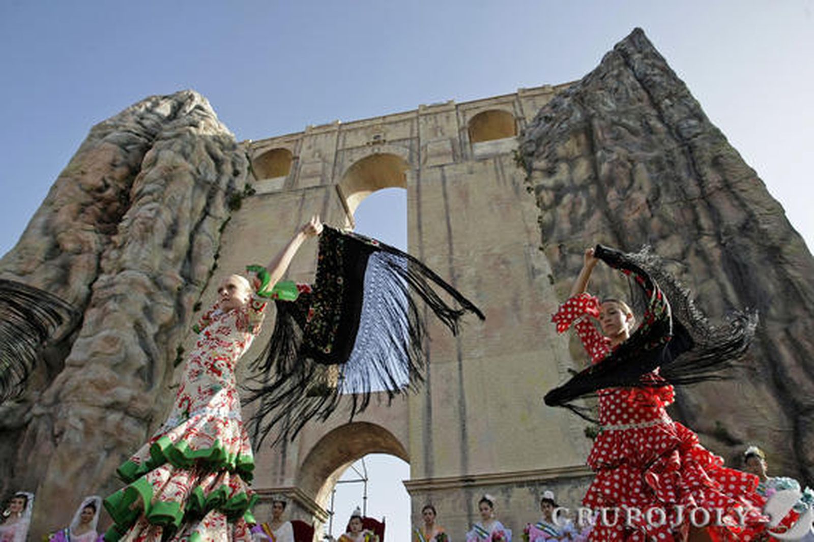 Cristina Barcia y Estefanía del Río, reinas infantil y juvenil respectivamente, fueron coronadas en un imponente escenario que recreaba el Tajo de Ronda.

Foto: Erasmo Fenoy