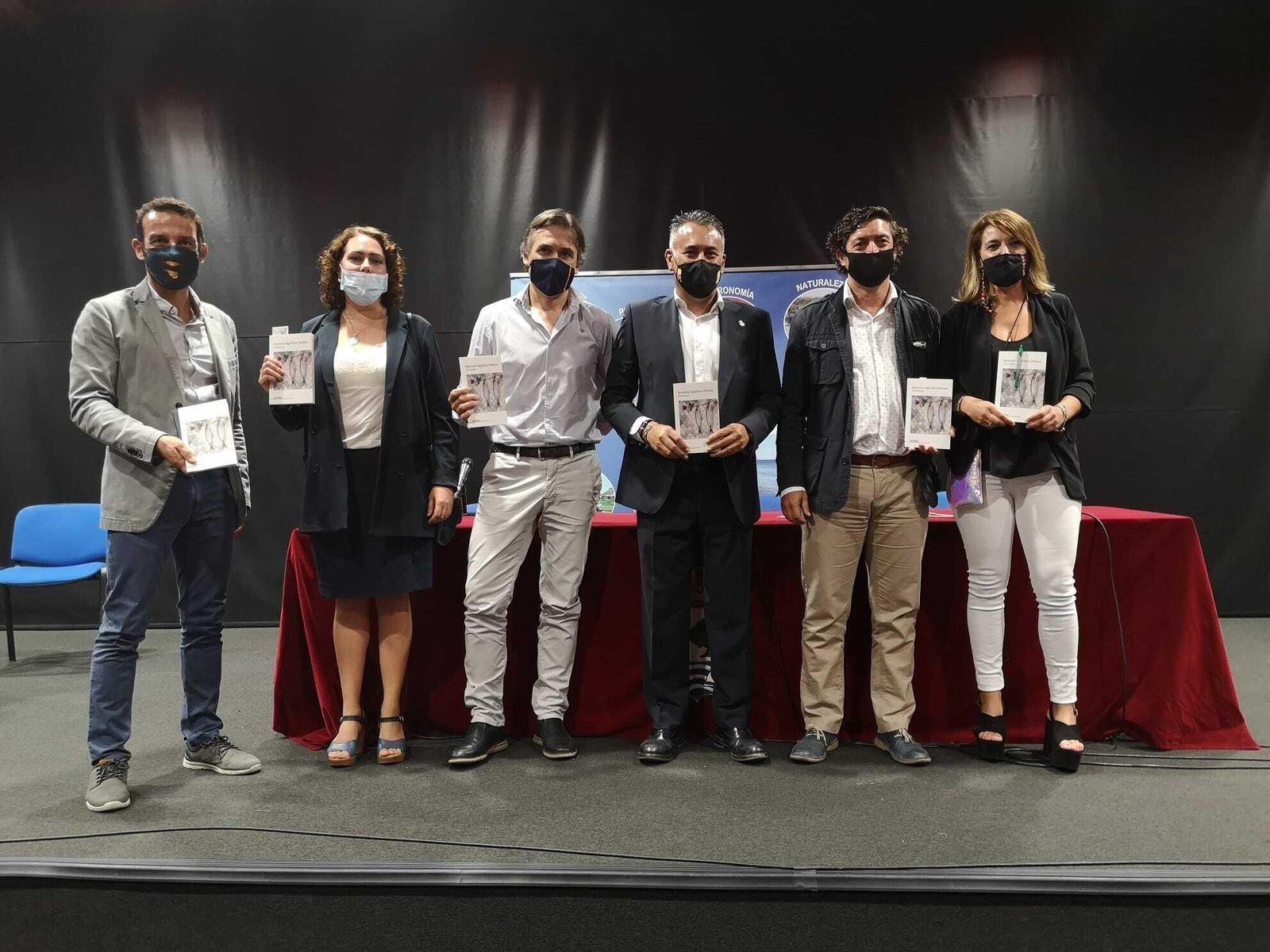 Antonio Aguilera Nieves (segundo por la derecha), acompañado por autoridades y por su editor en la presentación de ‘Jarampa’ en Isla Cristina.