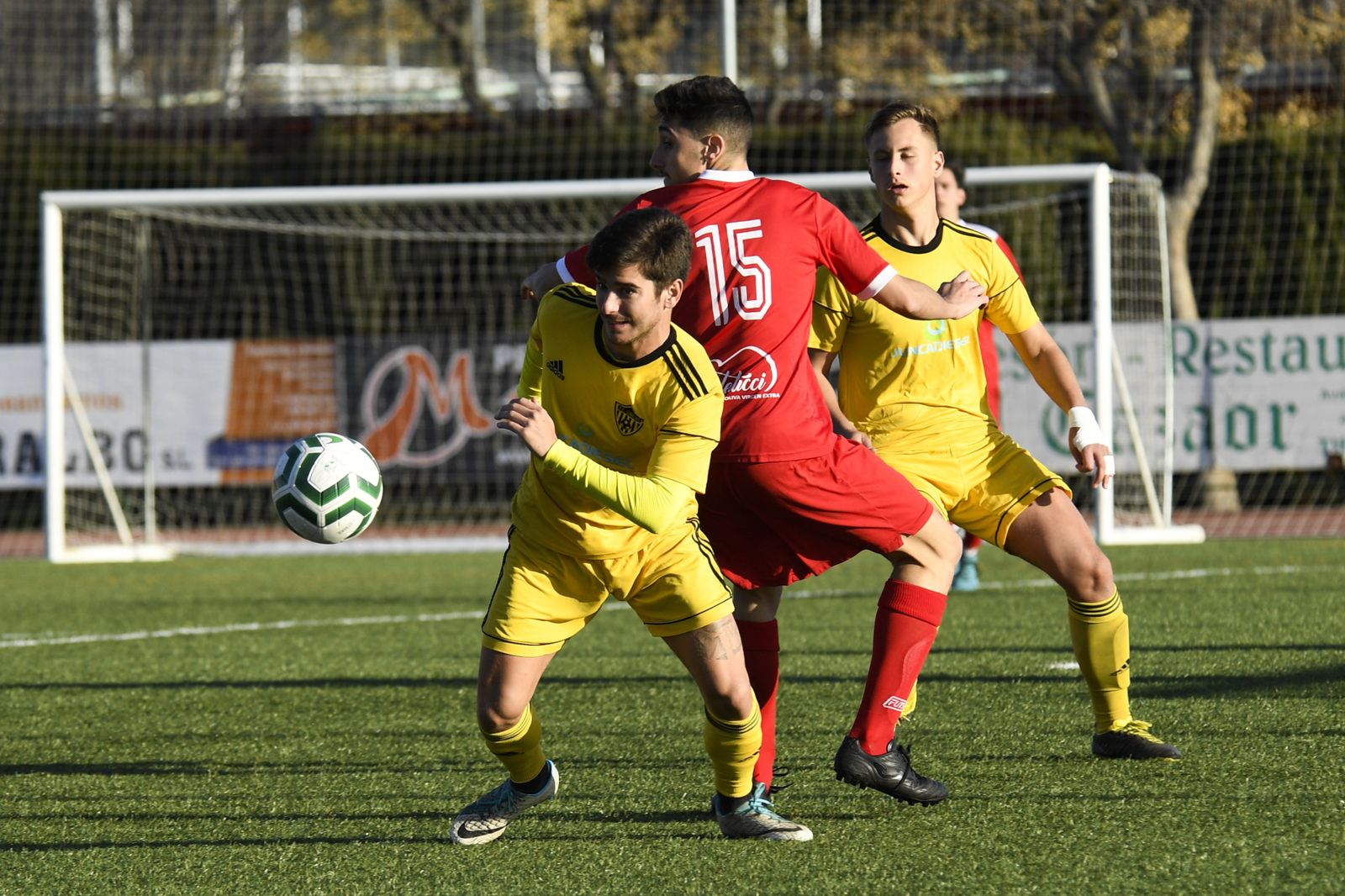 Un jugador del Cubillas elude a un futbolista del Martos.