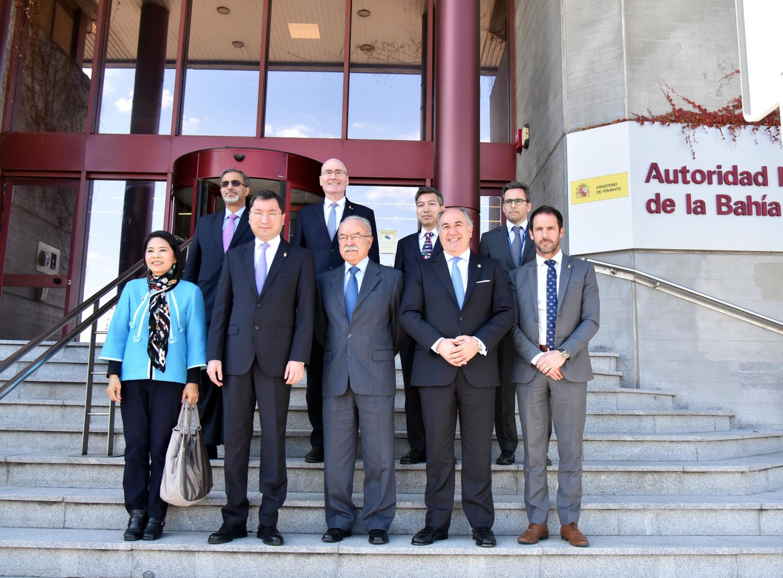 Los representantes diplomáticos junto al presidente del Puerto y el alcalde de Algeciras.
