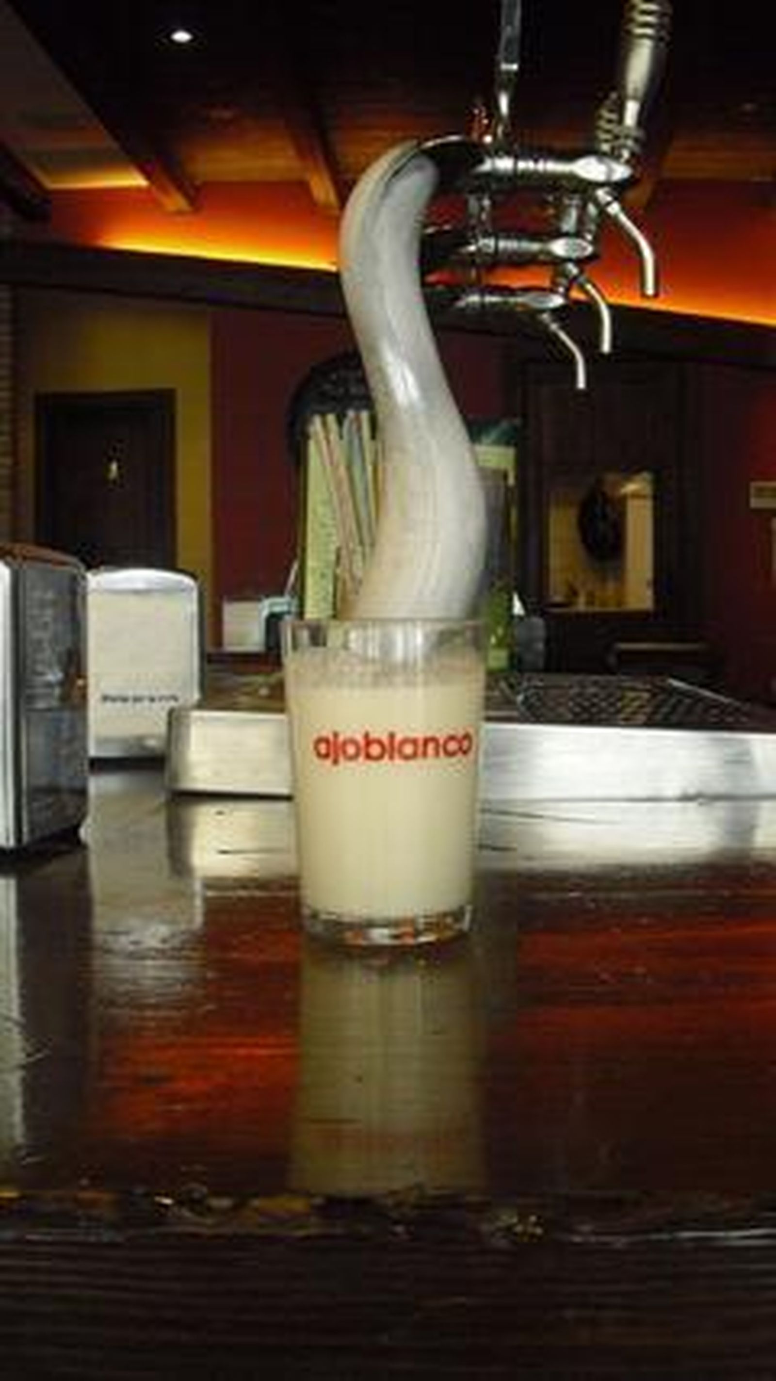 Taberna de Ajo Blanco  Como no podía ser de otro modo la especialidad de esta taberna es el ajoblanco. Lleva 14 años ofreciendo este típico plato malagueño, realizado a base de almendras. Por 1,50 euros se puede degustar un vaso de este exquisito caldo en la Taberna de Ajo Blanco. Y el Moscatel de Málaga no podía faltar entre sus vinos, además de disponer de una marca propia de la casa envasada en Navarra. Por 1,60 euros, una copa de vino.  Plaza Uncibay, 3.