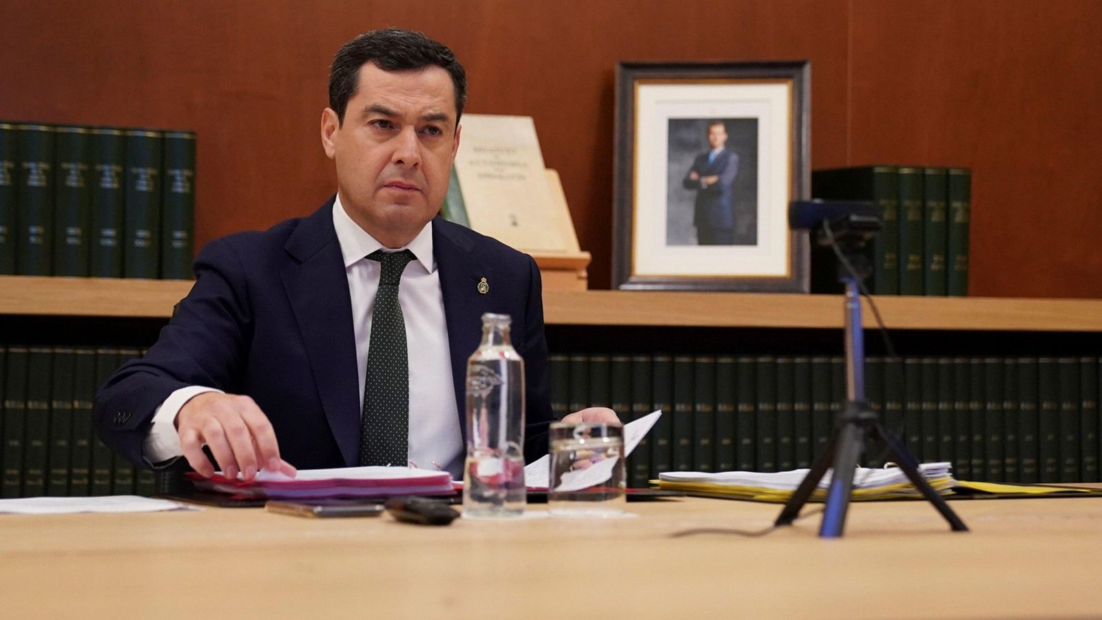 El presidente de la Junta de Andalucía, Juanma Moreno, en el encuentro telemático con Pedro Sánchez.