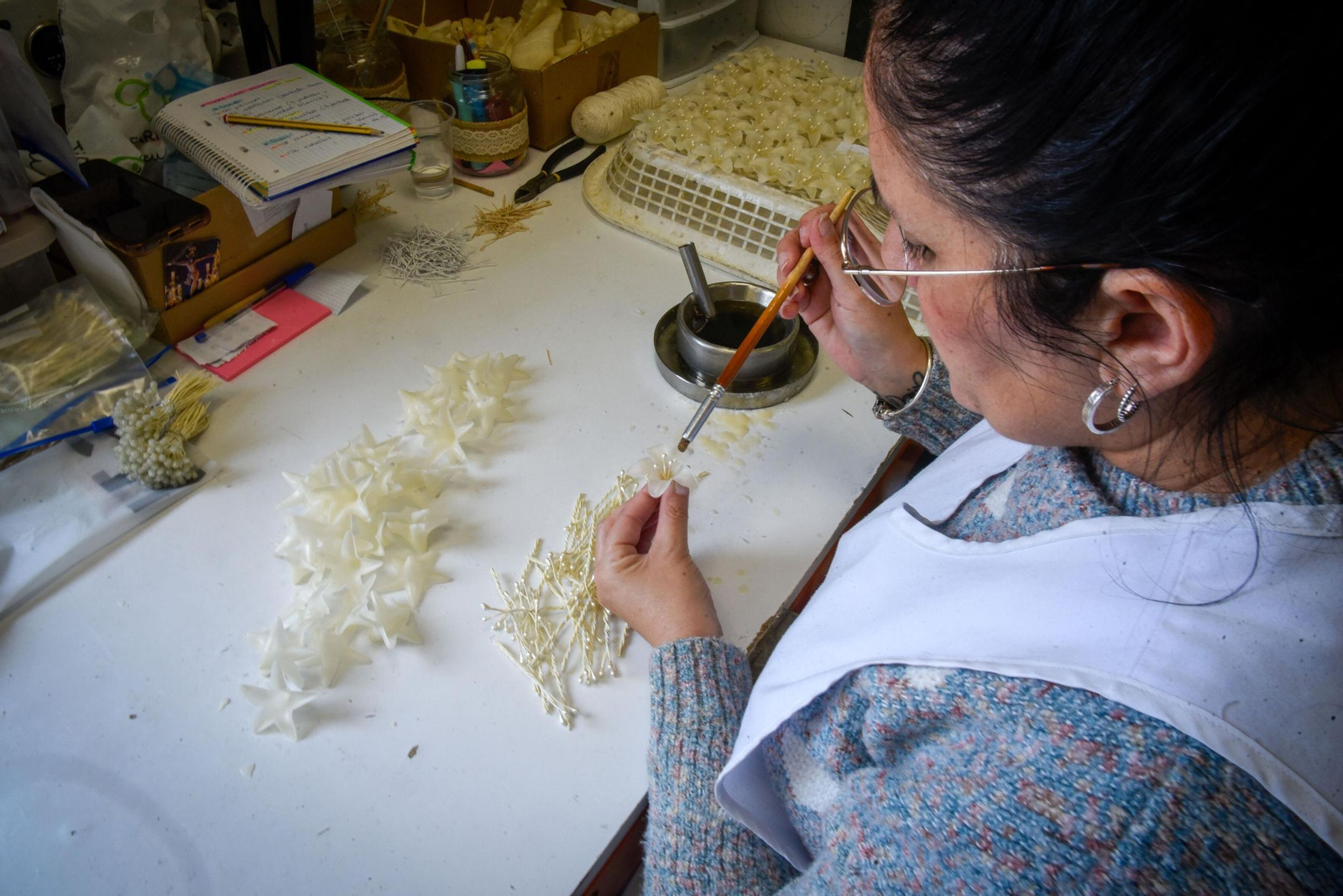 Momento en que se colocan los pistilos.