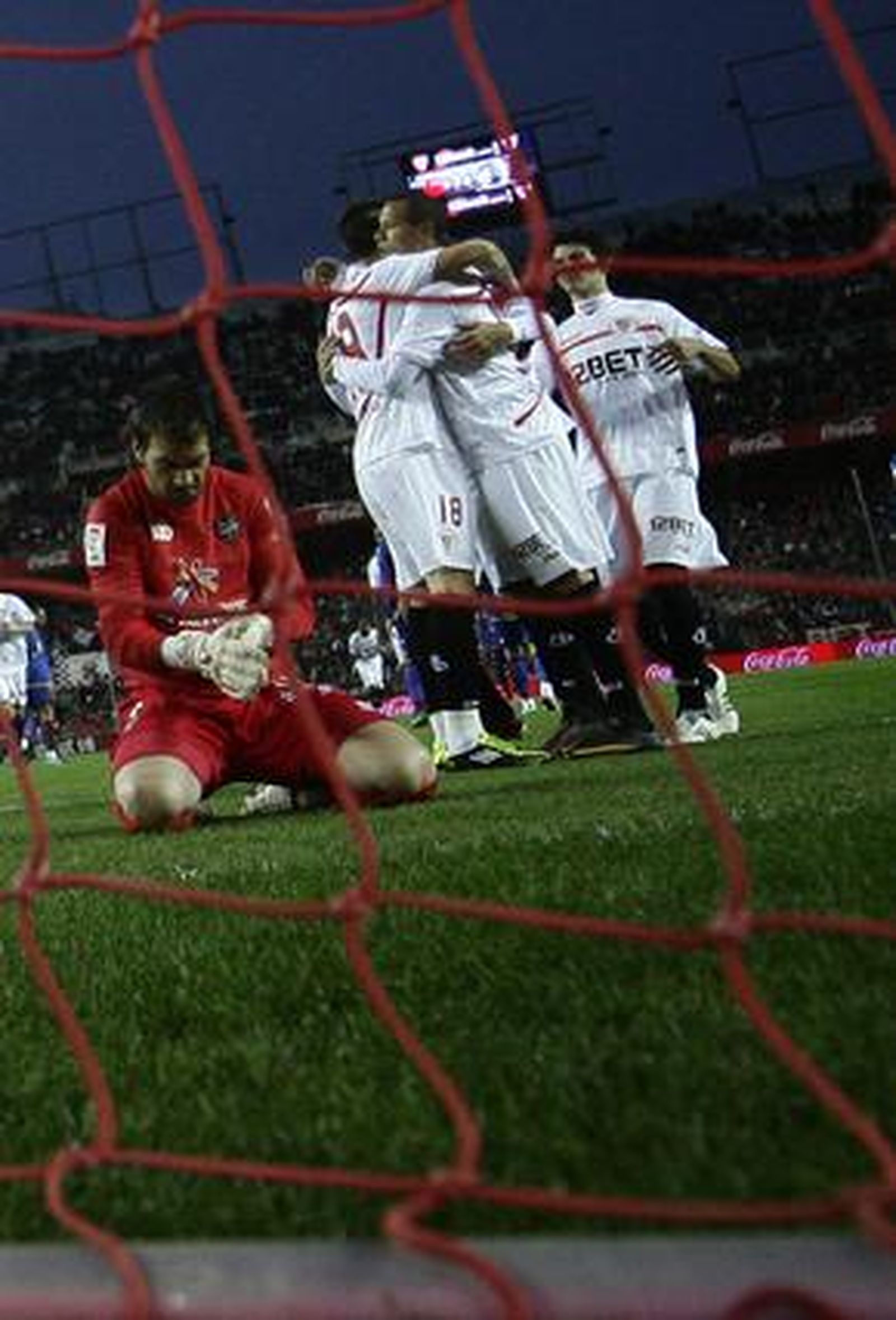 Tres goles de Luis Fabiano devuelven la alegría a los de Nervión en Liga.

Foto: Antonio Pizarro