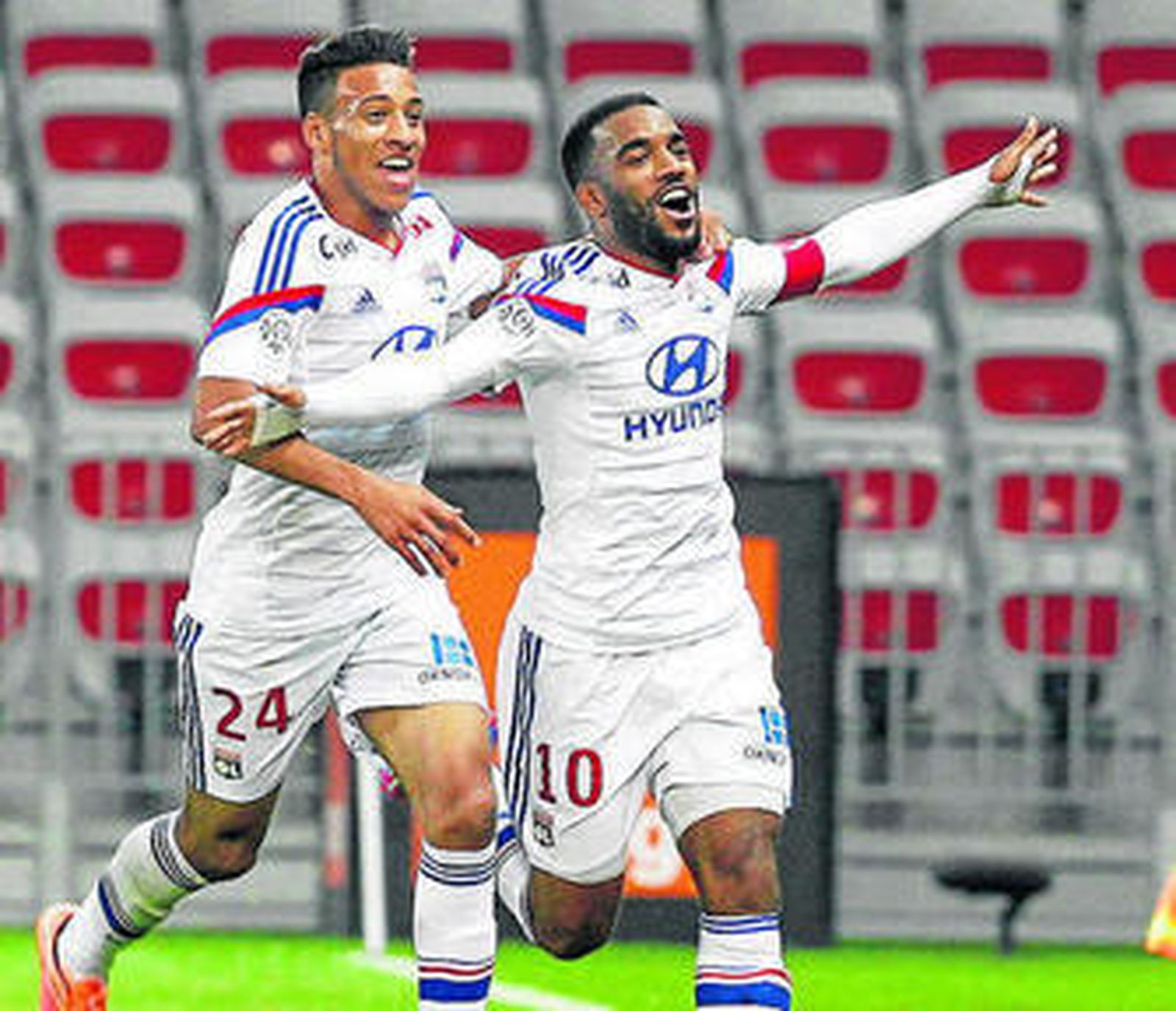 Lacazette celebra un gol.