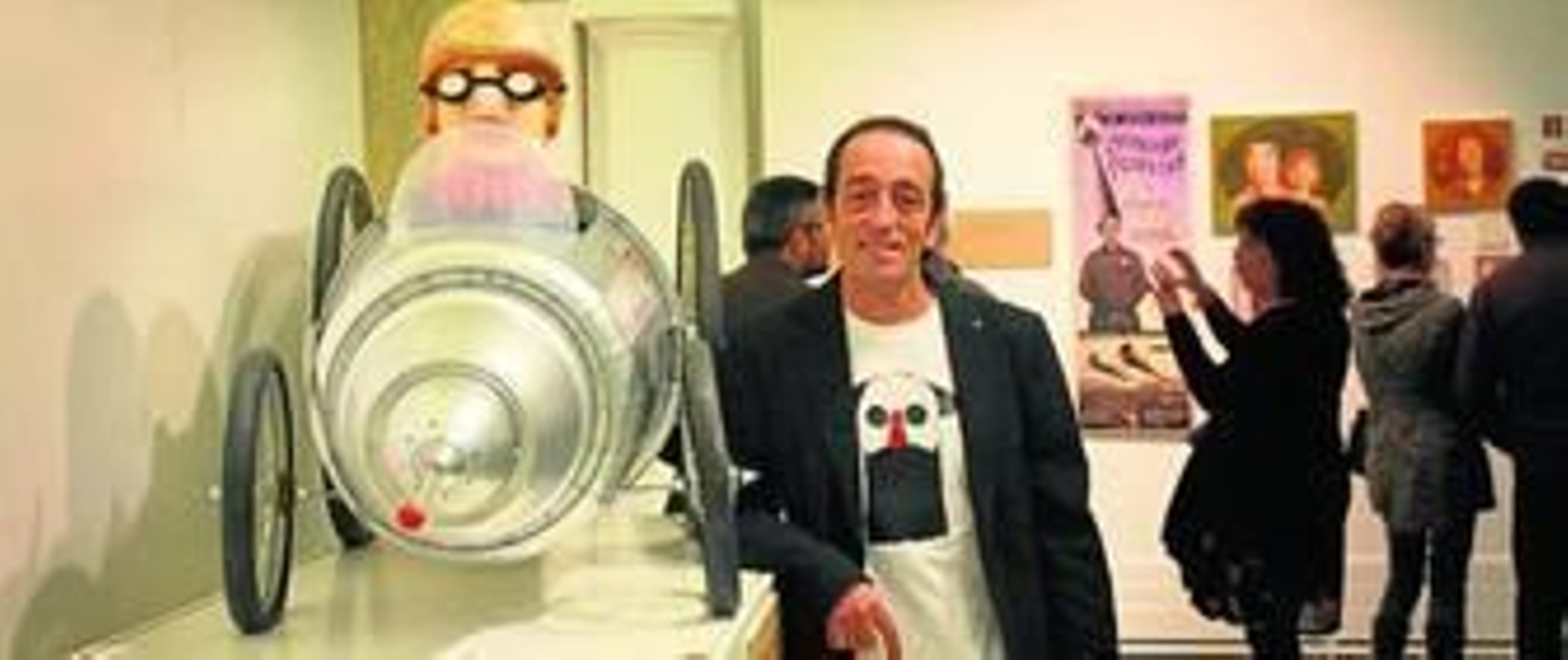 Crespo Laínez, con una de sus creaciones ayer en la inauguración de la muestra en Pescadería Vieja.