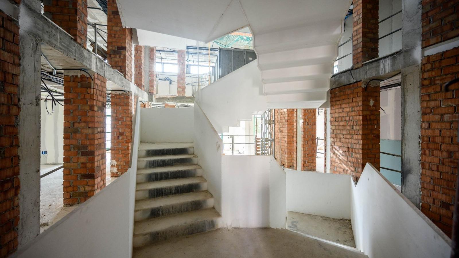 La escalera, en fase de construcción, toma forma